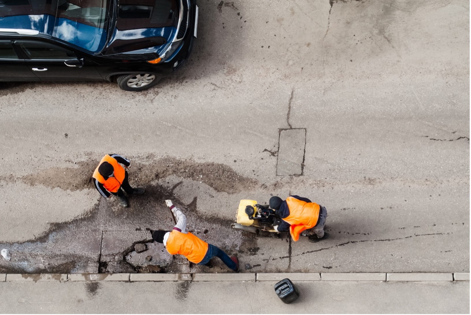 Repairing damage in asphalt surface