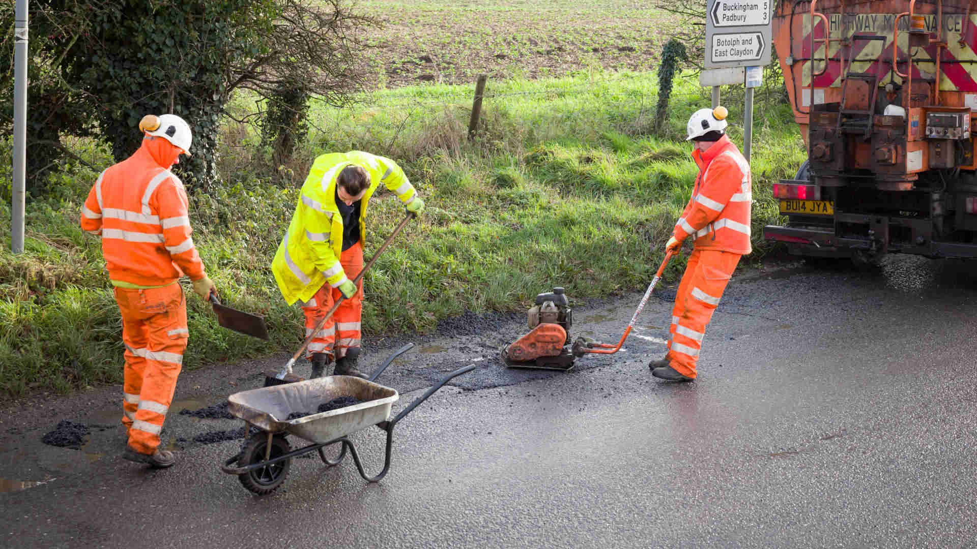 How to fix potholes – Road workers fixing a pothole